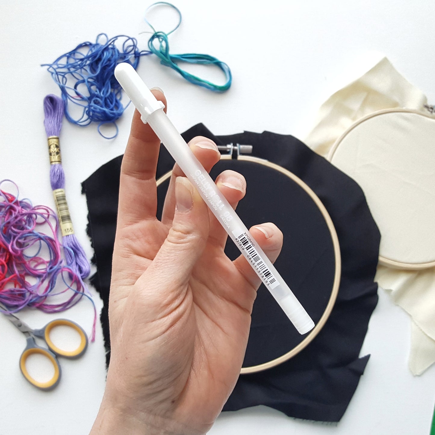 White Sakura Gelly Roll Pen for Tracing on Dark Fabrics