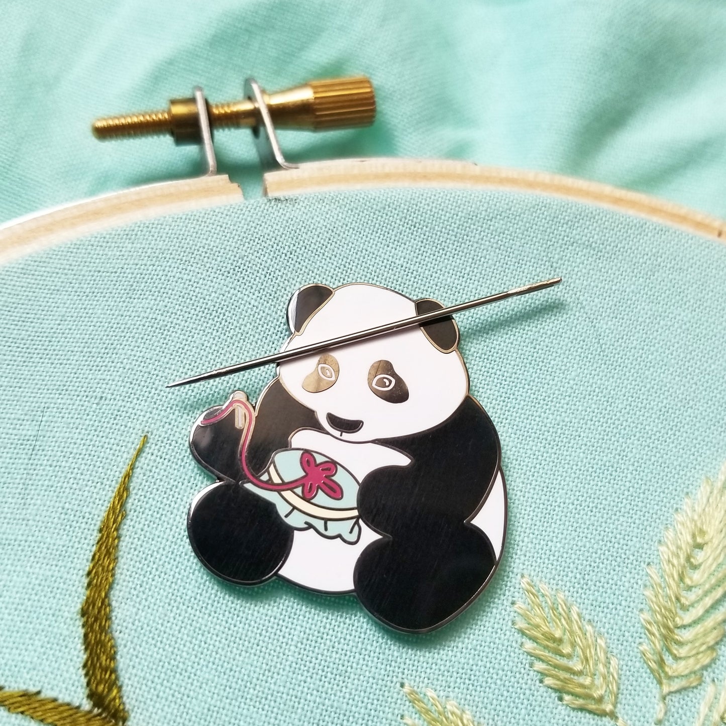 Stitching Panda Enamel Needle Minder